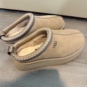 Ugg Tazz platform; size 9